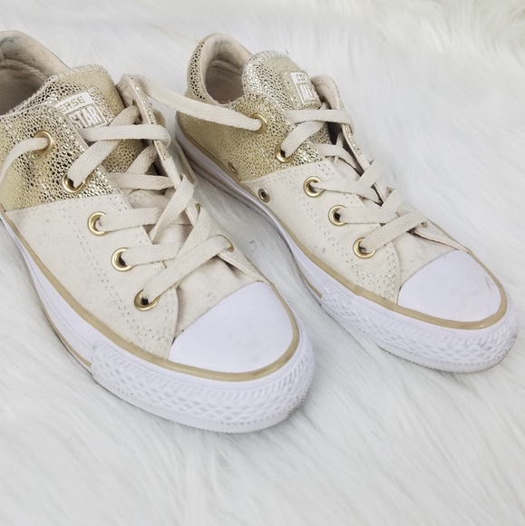 Converse Shoes - Converse Size 6 Low Top Sneakers